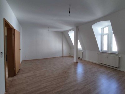 Großzügige 4-Zi.-Dachgeschoss-Wohnung - neu renoviert!