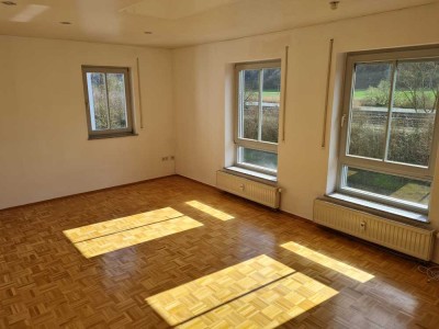 Zentrale & gepflegte Wohnung mit 3 Zimmern sowie Balkon u. Einbauküche in Gemünden am Main