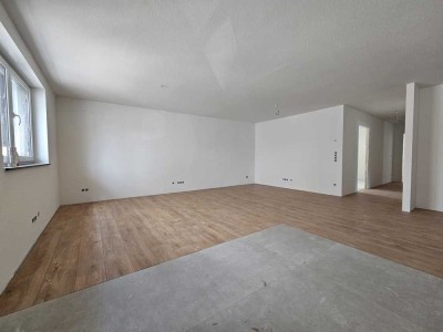 ERSTBEZUG nach Kernsanierung! Großzügige 4 ZKB mit Balkon