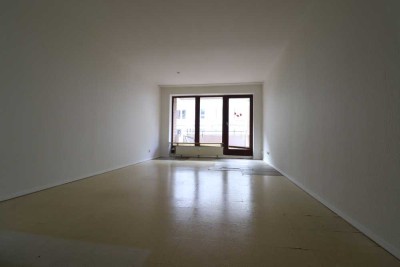 für Handwerker ideal. Geräumige, helle 4-Zi. mit Balkon, Stellplatz