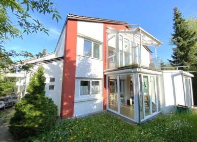 facettenreiches großzügiges 3 Familien-Haus in ruhiger Lage, mit gemütlichem Natur-Garten …