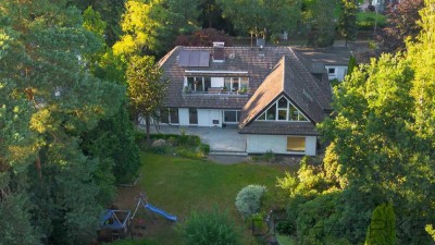 VIS-A-VIS ZUM GOLFPLATZ: WEITLÄUFIGES ANWESEN AUF PARKÄHNL. GRUNDSTÜCK MIT POOL & ZWEI WOHNEINHEITEN