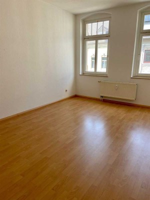 Helle 2-Zimmerwohnung mit Laminat und Balkon in zentraler Lage!