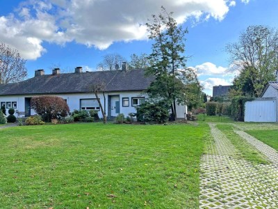 Attraktives Doppelhaus in ruhiger Lage direkt am Kanal –  viel Potenzial auf großem Grundstück
