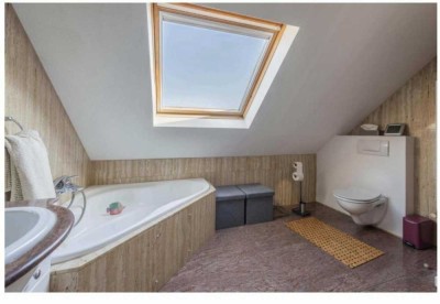 Stilvolle 3,5-Raum-DG-Wohnung mit Balkon, Garten und EBK in Meerbusch