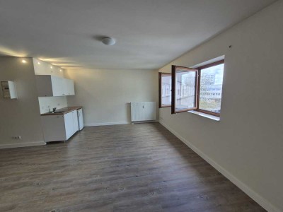 GERÄUMIGE WOHNUNG MIT EINBAUKÜCHE IM NEUBAU, ERDGESCHOSS HOFSEITE