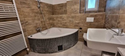 Sehr schöne teilmöblierte 4 Zimmer 103 qm DG Maisonette Wohnung mit EBK, Balkon usw.