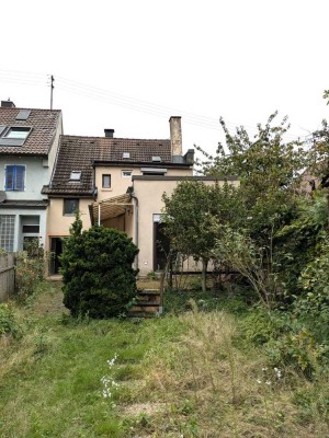 Suchen Sie ein neues Zuhause in Rintheim? Sanierungsbedürftiges 1-2-FH mit Ausbaugenehmigung