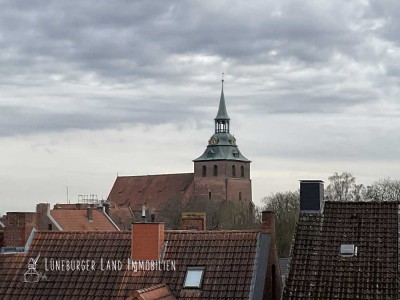 Winterpreis:  Bezugsfertige 2-Zimmer-DG-Wohnung mit TG und Blick auf Lüneburgs St.-Michaelis-Kirche