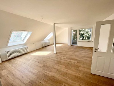 OSTVIERTEL Dachgeschosswohnung neu saniert / 3Zi/Küche/Bad/ Keller
