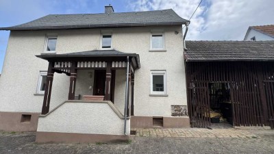 Kleiner Bauernhof mit Stallungen, Innenhof, Garten und modernisiertem Wohnhaus