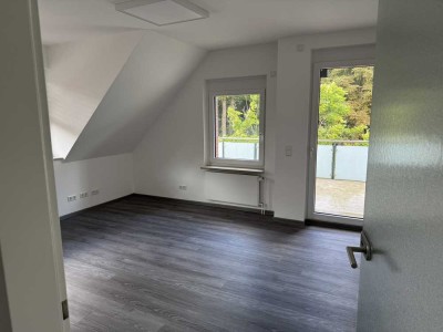 Attraktive und neuwertige 4-Zimmer-Maisonette-Wohnung mit geh. Innenausstattung mit Balkon