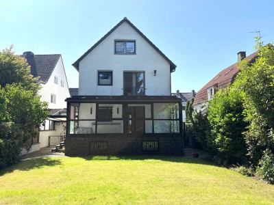 Zweifamilienhaus mit tollem Garten und zwei Garagen