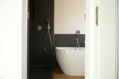 Stilvolle, frisch sanierte 4-Zimmer-Wohnung mit Balkon Einbauküche, Kaminofen & großem Garten