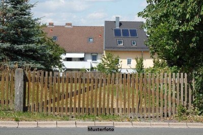Sanierungsbedürftiges Einfamilienhaus mit Garage - Potenzial für Handwerker