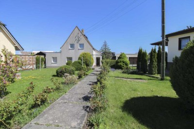 Familienidylle in ruhiger Vorstadtlage: Einfamilienhaus mit riesigem Grundstück