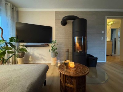 Top Zustand, kaufen u. einziehen!!
Sanierte 3-Zi-DG Whg. mit XXL-Terr., EBK
und eig. Wärmepumpe!