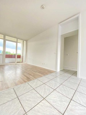 **FRISCH RENOVIERTE 3-ZIMMERWOHNUNG MIT BALKON UND HELLEM WOHNZIMMER**