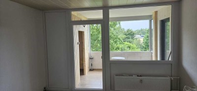 Erstbezug nach Sanierung mit Balkon: Attraktive 2,5-Raum-Dachgeschosswohnung in Lehre