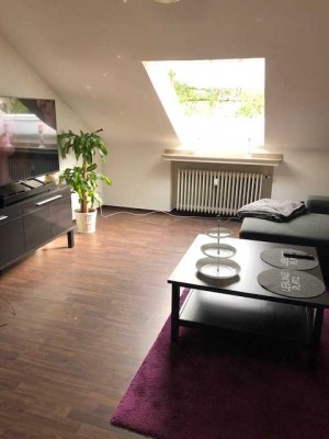 Gepflegte Dachgeschosswohnung mit zwei Zimmern und EBK in Neuss