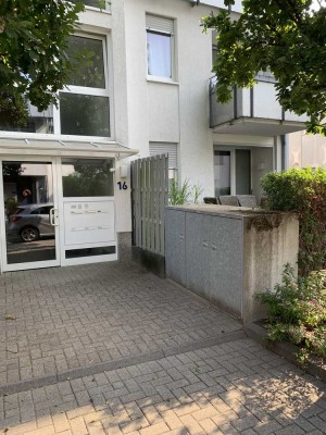 Stilvolle, vollst. renovierte 2-Zimmer-Erdgeschosswohnung mit geh. Innenausstattung mit Balkon