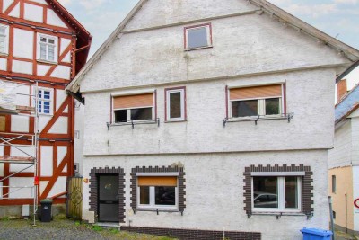 EFH mit ELW im historischen Ortskern von Neukirchen –viel Potenzial für Individualisten & Investoren