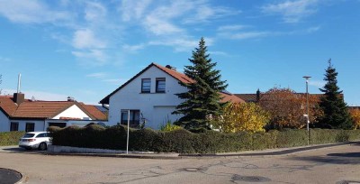 Freistehendes-Zweifamilienhaus, großer Garten und Schwimmhalle in Gemmrigheim