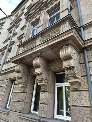 Tolle Lage: 2,5-Zi.-Wohnung mit Balkon UND Wintergarten, top Küche und neuer Möblierung