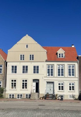 Großzügige 2-Zimmer Galerie-Dachgeschosswohnung in einem denkmalgeschützten Haus mit Hafenblick