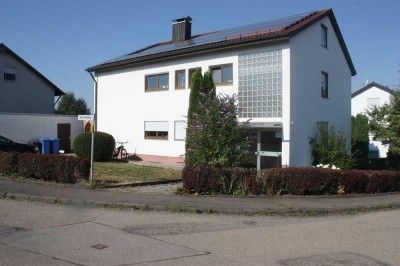 Gemütliche, helle Zwei-Zimmer-Souterrainwohnung mit Terrasse & Gartenmitbenutzung