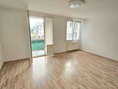 frisch renoviert und hofseitig gelegene 3-Zimmer mit Balkon: Tokiostraße!