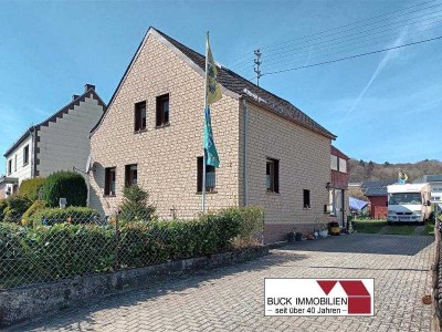 Gepflegtes Wohnhaus mit Wintergarten, Garage und schönem Grundstück