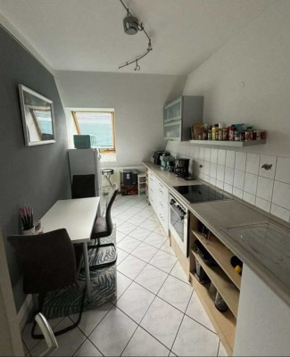 2-Zimmer-Wohnung mit EBK im Dachgeschoss