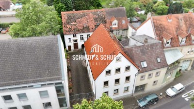 Zweifamilienhaus mit Nebengebäude und großem Garten mit viel Potenzial / teilvermietet