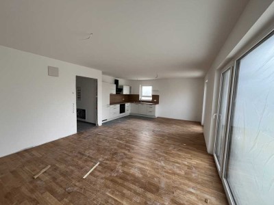 Neubau Erdgeschoss mit Terrasse, Garten und Einbauküche