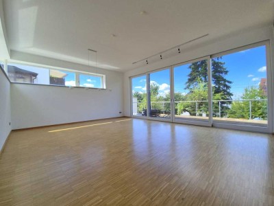 11 MINUTES TO LUCIUS CLAY KASERNE! Free standing house: with kitchen, 4 parking spaces & XXL terrace