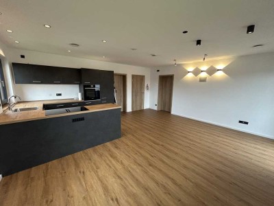 Erstbezug! Moderne 4-Zimmer-Wohnung mit Balkon, kleinem Garten und optionaler Garage in Obing