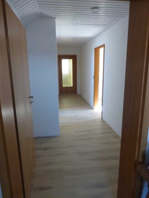 RENOVIERTE, GEMÜTLICHE DACHWOHNUNG MIT DER MÖGLICHKEIT DER GARTENNUTZUNG