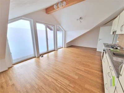 Ideal für Singles oder Paare – neuwertige Mansardenwohnung mit Balkon und Carport