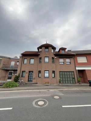 Großzügige 3-Zi-DG Wohnung mit Balkon in Dremmen.