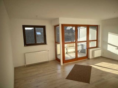 Sehr schöne sanierte 2-Zimmer -Wohnung mit Balkon