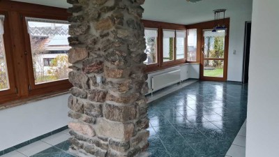 Seniorengerechte Erdgeschoßwohnung 3 Zimmer mit Wintergarten und großen Garten