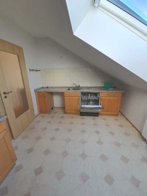 Modernisierte 3,5-Zimmer-DG-Wohnung mit Balkon und Einbauküche in Glashütten