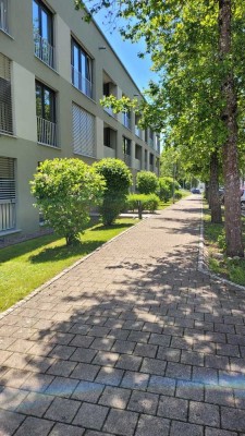 Moderne 4,5 Erdgeschloss-Whg. Blick ins Grüne, Loggia, EBK, hohe Privatsphäre per sofort