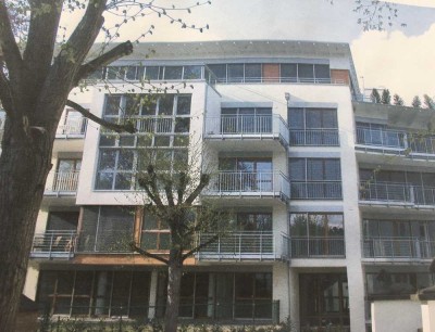 Sehr helle  Zwei-Zimmer- Wohnung mit großen Fensterfronten und  gr. Balkon und EBK im Dichterviertel