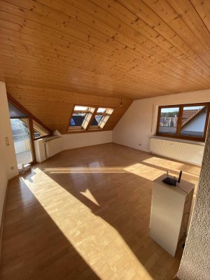 % REDUZIERT % - sonnige 4,5 Zi. Dachgeschosswohnung mit Weitblick und Waldrandlage