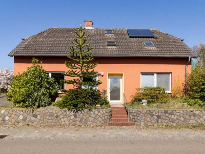 Hüttener Berge: Einfamilienhaus mit Naturgarten, Volieren und eingezäuntem Hundebereich zur viels...