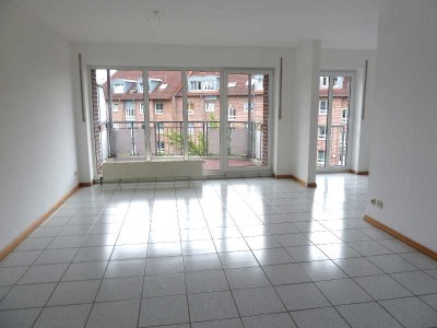 Helle 3,5-Raum-Wohnung im 1. OG mit offener Wohnküche und mit großem Balkon