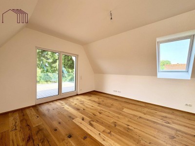 NÄHE MURWEG: Geräumige 3-Zimmer-Wohnung mit Parkplatz und Dachterrasse - ERSTBEZUG