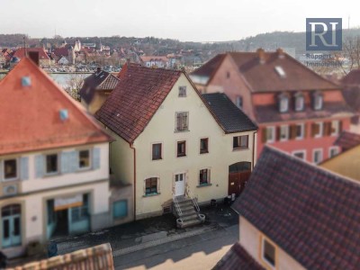 Teilsaniertes Einfamilienhaus mit Garage